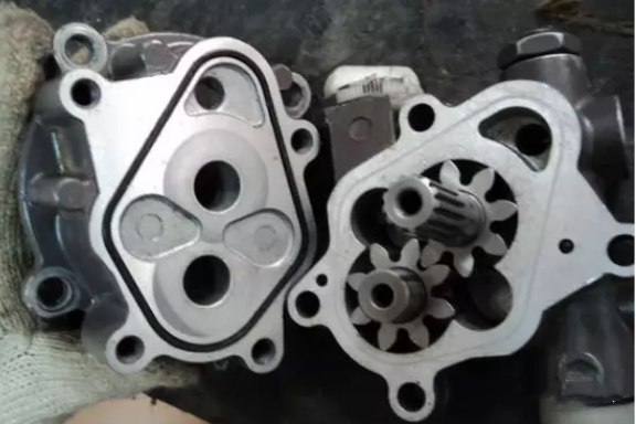 挖掘機(jī)先導(dǎo)泵壓力怎么調(diào)解？